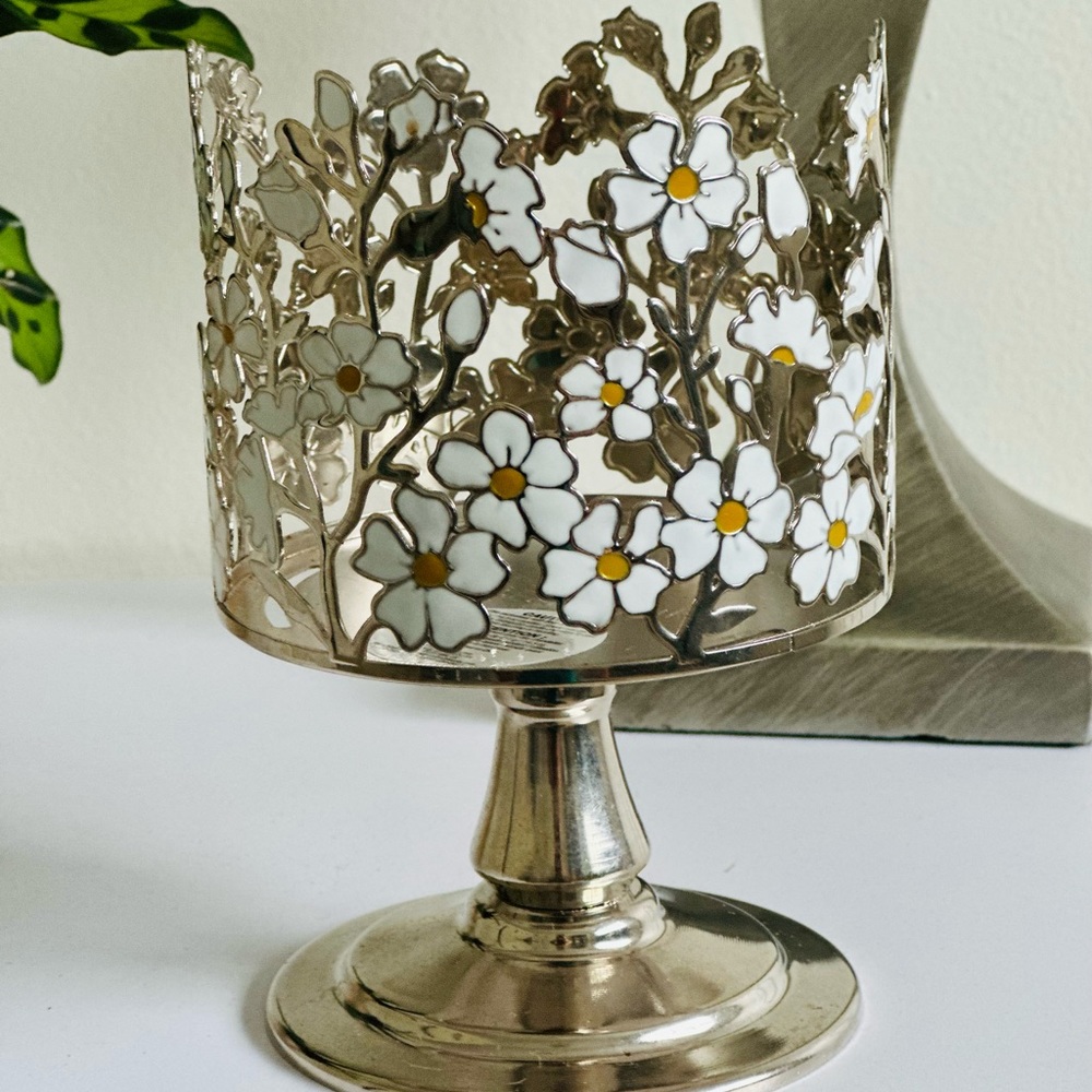 Bath & Body Works “White/Yellow Flowers” 3-wick pedestal candle holder